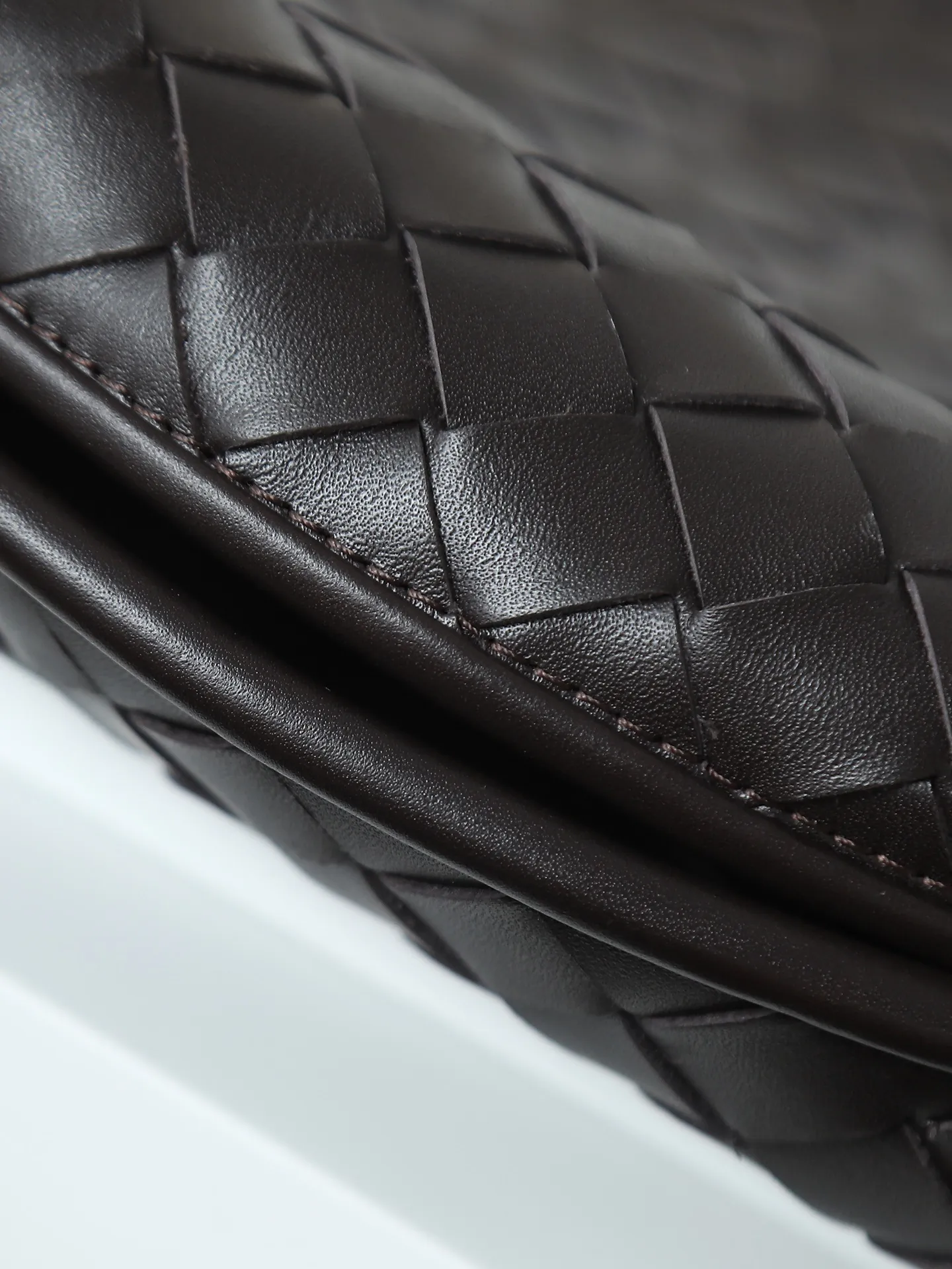 1180. #Bv’s new medium size HO 796262. The bag body and handles are made of a whole piece of woven leather. The bag body is soft and lazy. Ho symbolizes the praise of innovation and eternal craftsmanship [love]. The pyramid silhouette combines practicality and fashion. It is modern and casual. The double-sided closure design of the bag mouth is more convenient and safe! Made of soft cowhide and full of texture, this is a must-have for fashionable ladies who like minimalism, comfort and casualness! Dimensions: 46x21x10